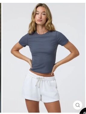 Vuori Slim Ribbed Crew Tee in Slate